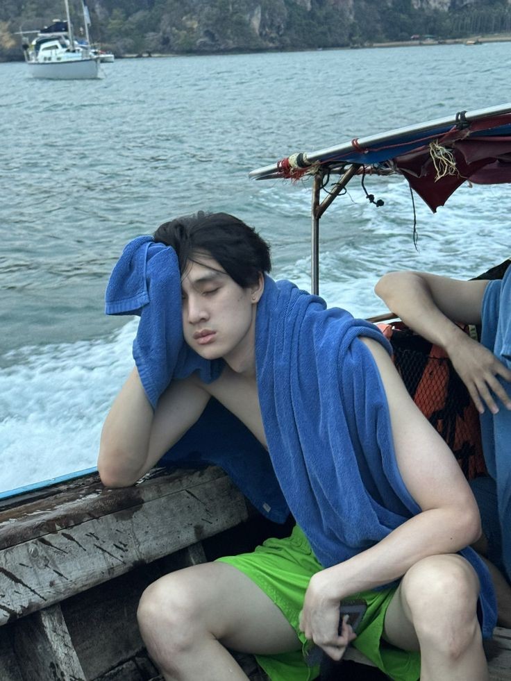 HOURLY TEE_VTP tweet media