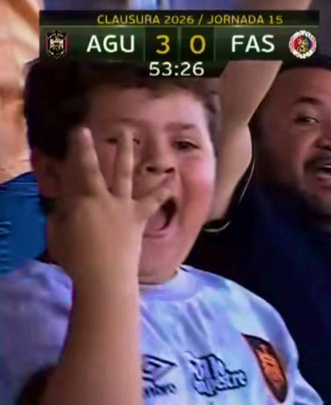 🗣️La señora de la pupuseria. 

¿Cuántas se va comer Chelito? 

👤 ⚽️⚽️⚽️ 3 como el FAS por favor.