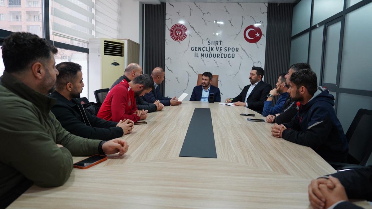 GSB_Siirt's tweet photo. İl Müdürümüz İsmail Çalgan, Spor Hizmetleri Müdürümüz ile birlikte Sporcu Eğitim Merkezi Müdürü ve antrenörlerimizle kapsamlı bir değerlendirme toplantısı gerçekleştirdi.
Toplantıda, yıl içerisinde gerçekleştirilen faaliyetler ele alınındı. https://t.co/Rl0sjkAaFz