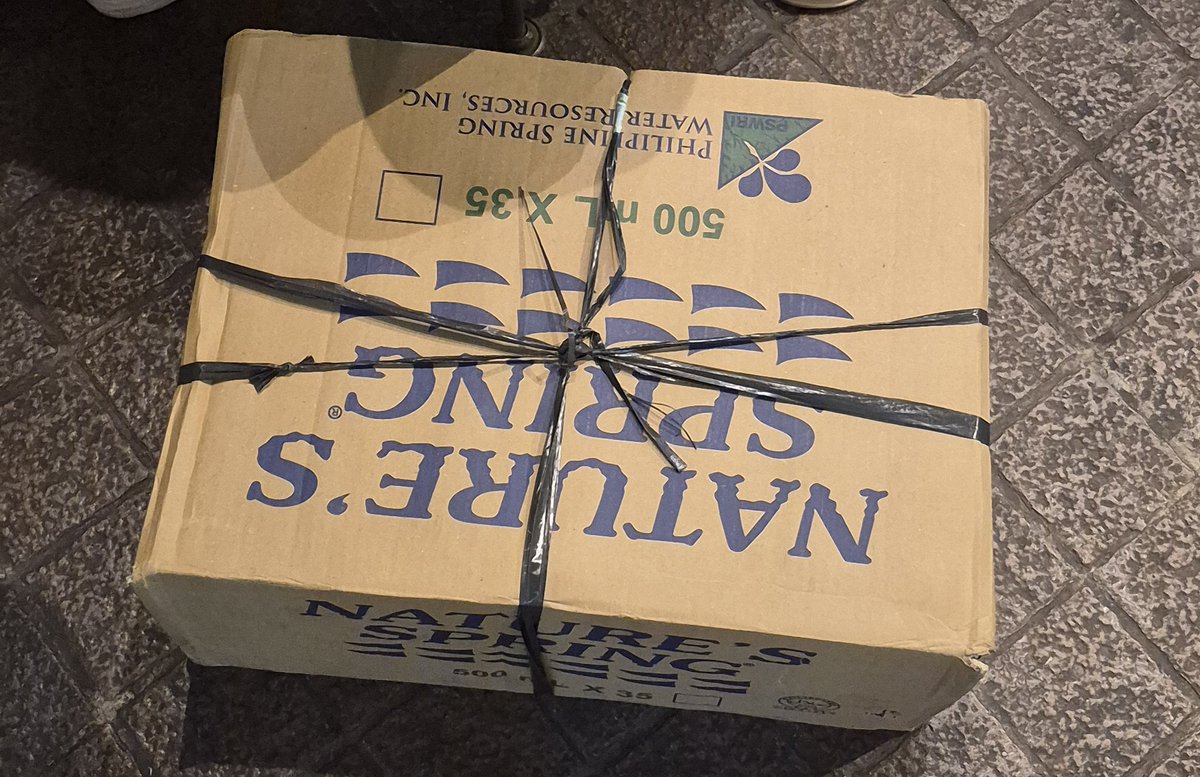 dda_dnwm's tweet photo. ito na yung fan support ko guys HAHAHHA CHZ to all team yellow gate, dropped off some drinks/food for you 🥹 sorry po vvvv limited lang gusto ko pa sana kayo samahan at ibash ang [redacted] but pagod na ang ferson. ingat kayo 💙🧡
#WOODZ #우즈
#Archive1_in_Manila https://t.co/MDPfTD7R0w