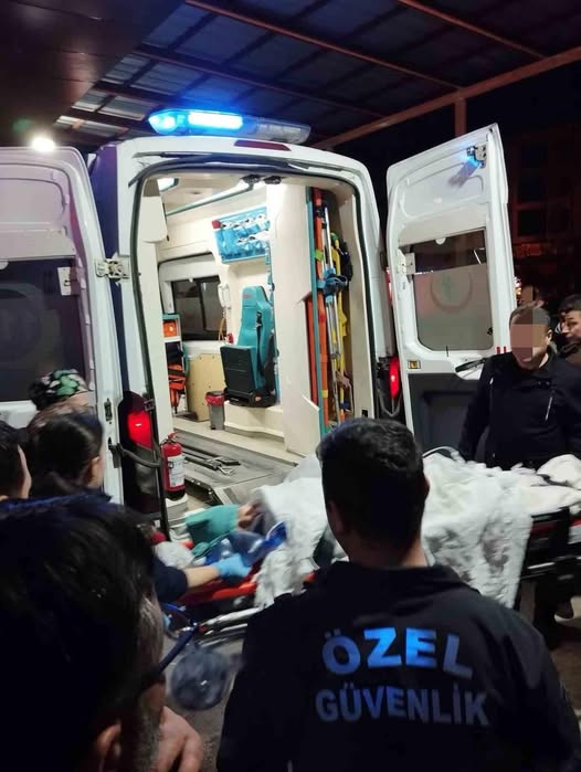 SON DAKİKA 🔴Görele Belediye Başkanı Hasbi Dede tarafından cinsel tacize uğradığını beyan eden Tuana, geçtiğimiz günlerde kendisine araç çarpması şeklinde yaşanan kaza sonrası kaldırıldığı hastanede vefat etti. 

Kazaya karışan araç sürücüsü şüpheli Adem Hasbaş’ın Görele’de