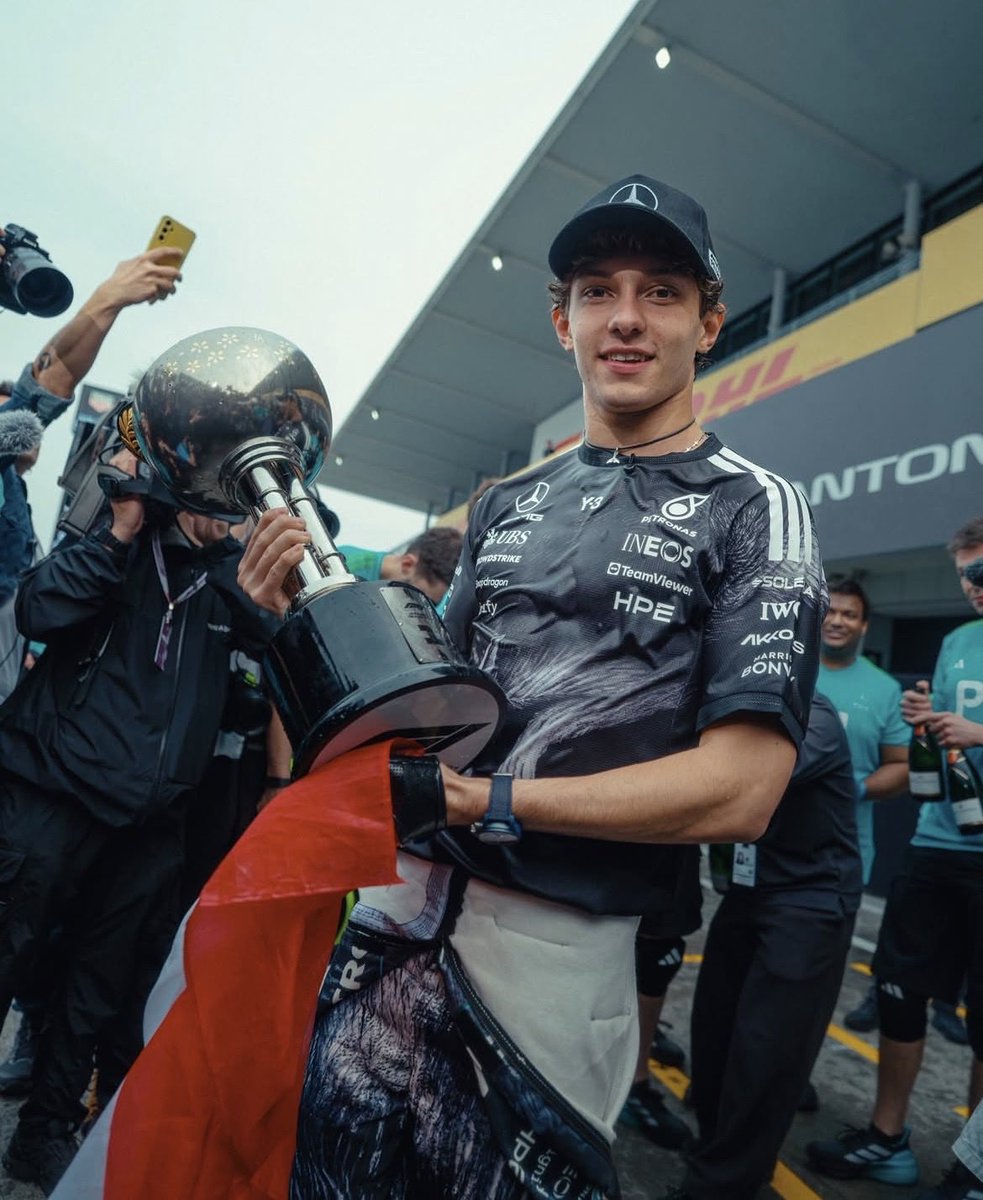 _iamchecco_'s tweet photo. Domenica primaverile tutta italiana.
L’alba di Kimi Antonelli a Suzuka e la buonanotte di Bezzecchi ad Austin, passando da Bulega in SBK, è l’Italia che alza la voce nel Motorsport.
Prima volta nella storia due piloti italiani in testa contemporaneamente al mondiale F1 e MotoGP. https://t.co/l6TwPRcbiL