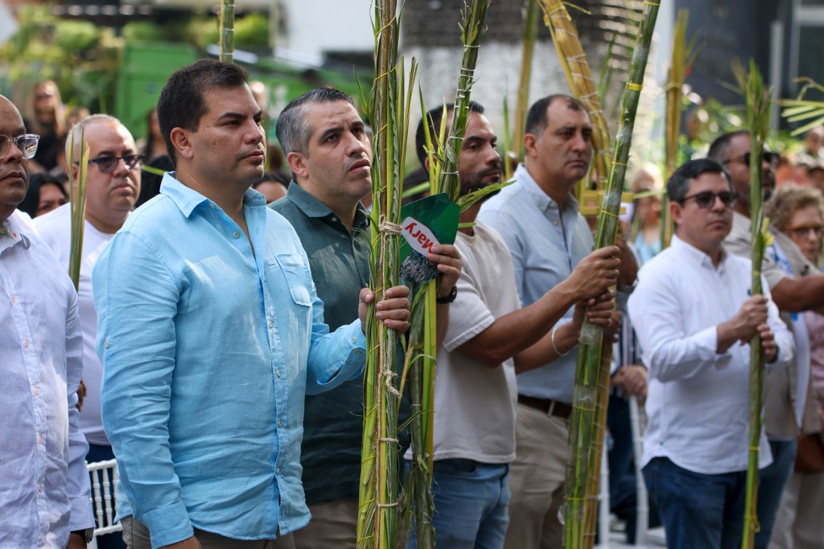 Chacao's tweet photo. #29mar Este día conmemora la entrada triunfal de Jesús a Jerusalén, y en nuestro municipio lo honramos con una tradición centenaria: la entrega de las palmas benditas, bajadas del Ávila por nuestros queridos Palmeros de Chacao. 

¡Un legado que llevamos con orgullo! https://t.co/bwyNXgny5z
