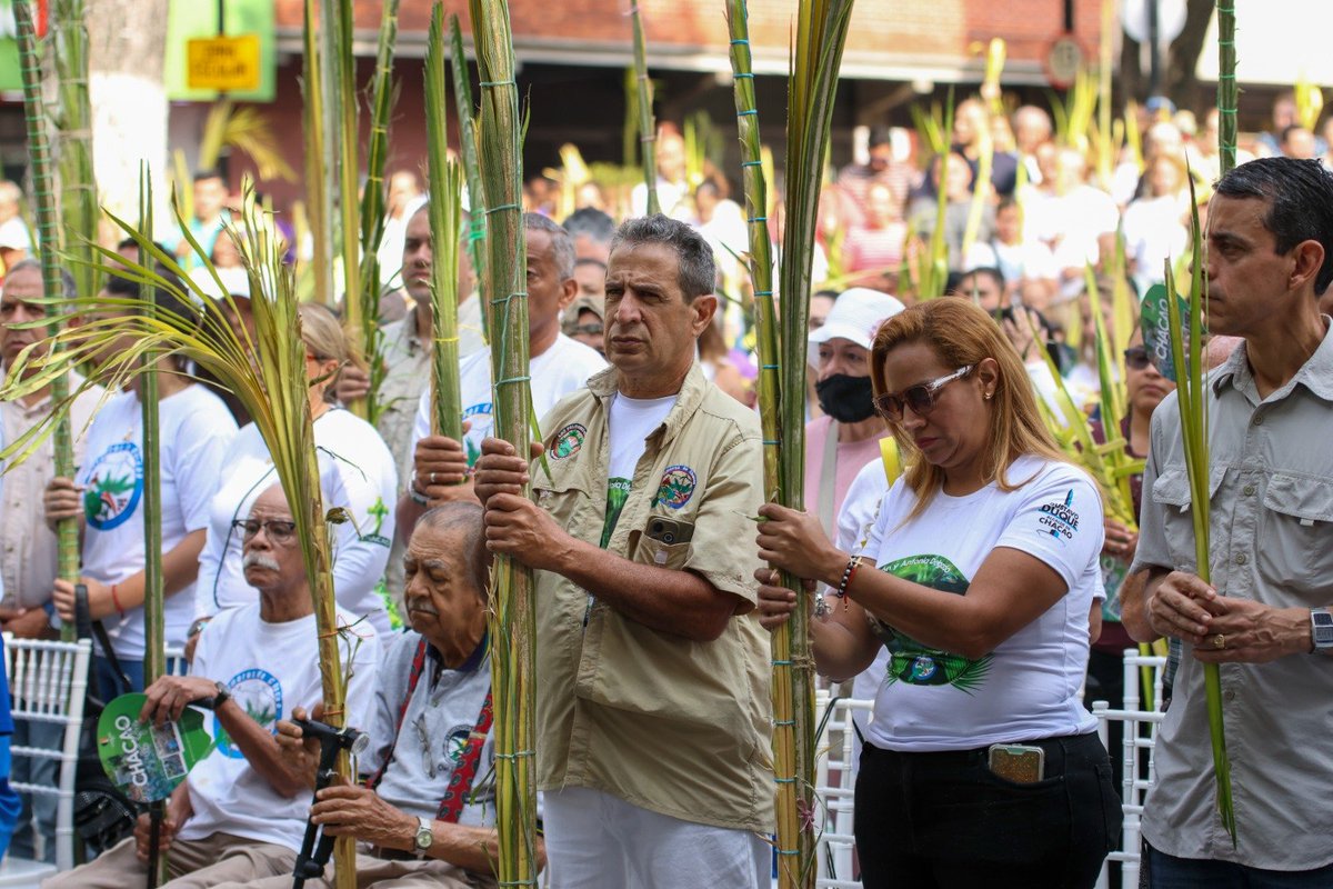 Chacao's tweet photo. #29mar Este día conmemora la entrada triunfal de Jesús a Jerusalén, y en nuestro municipio lo honramos con una tradición centenaria: la entrega de las palmas benditas, bajadas del Ávila por nuestros queridos Palmeros de Chacao. 

¡Un legado que llevamos con orgullo! https://t.co/bwyNXgny5z