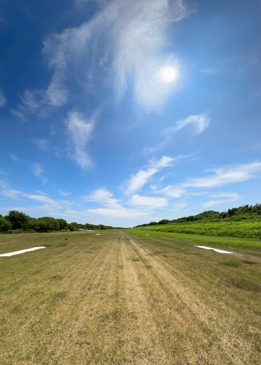 ja2358's tweet photo. こんにちは！岐阜大学航空部です！
私達の活動は空を飛ぶというシンプルなものです！地上では味わえない景色や感覚を感じられる部活です！
今後も活動報告をしていく予定です、気になった方はいいねやリツイート、フォローお願いします🙇
#航空部
#岐阜大学
#岐大
#グライダー
#大学部活 https://t.co/YWxsGgkjps