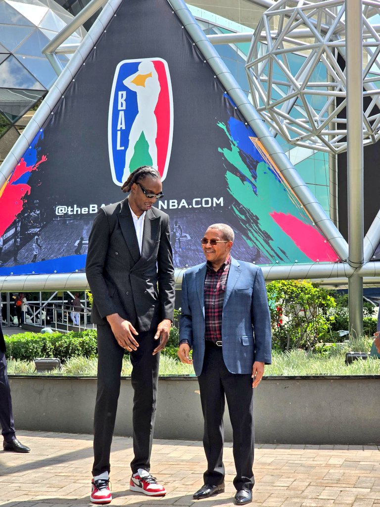 JGBwana's tweet photo. “Mhe. Rais Mstaafu Kikwete na Dar City Afrika Kusini”

Rais Mstaafu Mhe. Dkt. Jakaya Mrisho Kikwete, ambaye pia ni Mwenyekiti wa Jopo la Wazee la Jumuiya ya Maendeleo Kusini mwa Afrika (SADC Panel of Elders - POE), na Mwakilishi wa Ngazi ya Juu wa Kamisheni ya Umoja wa Afrika katika juhudi za kutatua mgogoro wa Sudan Kusini, amekutana leo na Timu ya Mpira wa Kikapu ya Dar City inayoshiriki Michuano ya Ligi ya Mpira wa Kikapu Afrika (Basketball Africa League (BAL) 2026, inayoendelea jijini Pretoria, Afrika Kusini.

Katika mazungumzo na Timu hiyo iliyoambatana na Rais wa Shirikisho la Mpira wa Kikapu Tanzania (TBF), Hasheem Thabit pamoja na Viongozi wengine kutoka Serikalini, Rais Mstaafu Dkt. Kikwete ameipongeza Timu ya Dar City kwa kufikia hatua hiyo muhimu ya Mashindano, akieleza kuwa mafanikio hayo ni ishara ya kukua kwa kiwango cha Mpira wa Kikapu nchini Tanzania. 

Aidha, amewatia moyo na kuwapa ari Wachezaji wa Dar City kupambana  katika Mchezo wao unaofuata mnamo tarehe 31 Machi, 2026 kabla ya kufika fainali, akisisitiza umuhimu wa nidhamu, kujituma na kujiamini wanapoingia Uwanjani. "Kwa hatua mliyofikia, nina imani kabisa mnaweza kutinga Fainali na hatimaye kubeba Kombe hili", alisema Dkt. Kikwete akizungumza na Wachezaji hao.

Rais Mstaafu Dkt. Kikwete, ambaye amewahi kuwa Mlezi wa Shirikisho la Mpira wa Kikapu Tanzania (TBF) huku akiwa mstari wa mbele katika kuendeleza Mchezo huo wakati wa Uongozi wake, ametumia fursa hiyo pia kutoa pongezi kwa dhati kwa Serikali ya Awamu ya Sita inayoongozwa na Mheshimiwa Dkt. Samia Suluhu Hassan kwa Uwekezaji mkubwa unaofanyika katika Sekta ya Michezo nchini. Aidha, ameipongeza Wizara yenye dhamana ya kusimamia Michezo pamoja na Shirikisho la TBF kwa kusimamia vizuri maendeleo ya Mpira wa Kikapu, huku akibainisha kuwa mafanikio ya Timu ya Dar City ni ya Watanzania wote. 

Mheshimiwa Dkt. Kikwete yupo nchini Afrika Kusini kwa Ziara ya Kikazi ambapo tarehe 29 Machi, 2026 alikutana na Rais wa Jamhuri ya Afrika Kusini, Mheshimiwa Cyril Ramaphosa, kama sehemu ya kutekeleza majukumu yake ya Kikanda akiwa kama Mwenyekiti wa Jopo la Wazee la SADC, pamoja na jukumu lake jipya chini ya Umoja wa Afrika la kusaidia kutafuta suluhu ya Mgogoro wa Sudan Kusini.