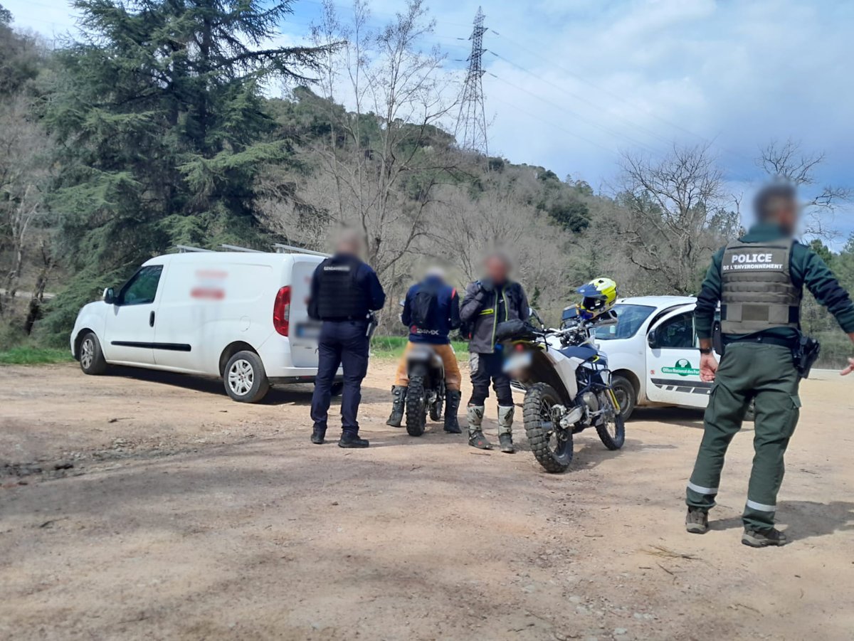 Prefet83's tweet image. #Environnement | 🚨 Opération de police interservices sur les communes de Montauroux, Tourettes et Tanneron, ce dimanche.
1⃣2⃣ gendarmes et 4⃣ agents de l'ONF mobilisés.

🎯Objectif : contrôler les pistes DFCI (défense des forêts contre les incendies) qui sont interdites à la
