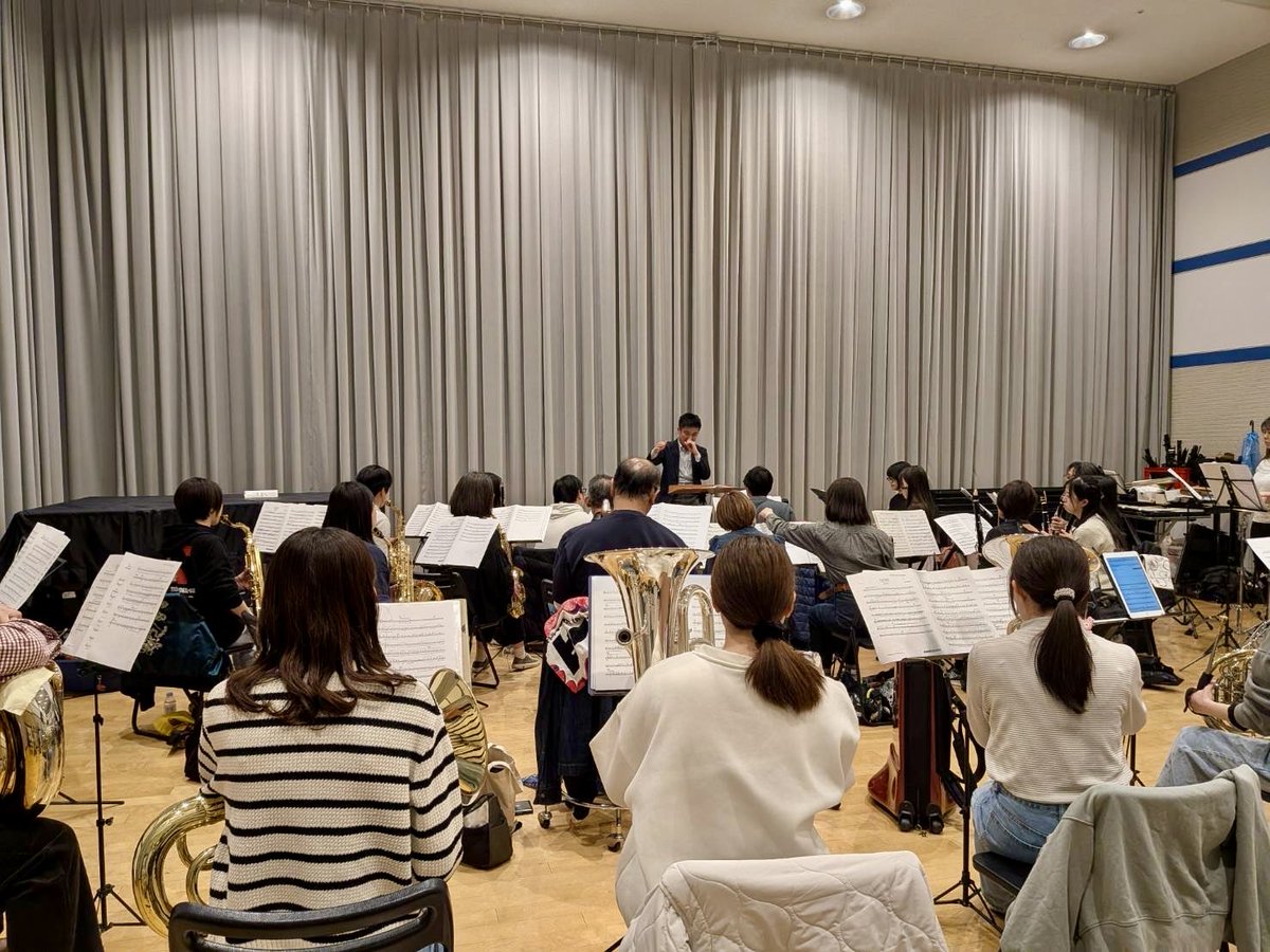 hakata_wind's tweet photo. 3月28日の練習風景🌸
嶽下先生と課題曲・自由曲の試奏を行いました🧸♪
協議の結果、自由曲は決定！課題曲は2曲まで絞られました🔥

まもなく新年度ですね🌷
博多ウインドでは新入団員を募集しております！
ぜひ一度見学にいらしてください🎶
お問い合わせはHPのメール、またはInstagram・XのDMへ💌 https://t.co/zxyoWQCngk