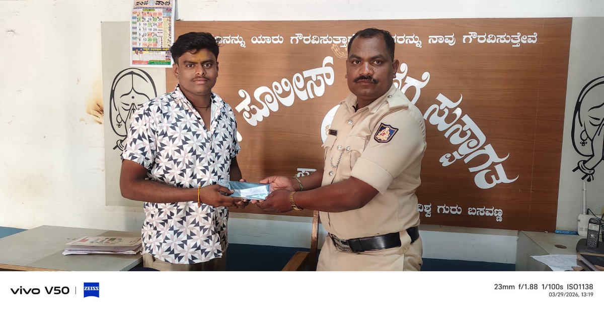 SPBelagavi's tweet photo. ಅಥಣಿ ಪೊಲೀಸ್ ಠಾಣೆಯಿಂದ ಮೊಬೈಲ್ ಕಳೆದುಕೊಂಡ ವಾರಸುದಾರರಿಗೆ CEIR Portal ನಲ್ಲಿ ಪತ್ತೆಯಾದಂತಹ ಮೊಬೈಲ್ ಗಳನ್ನು ವಶಪಡಿಸಿಕೊಂಡು ವಾರಸುದಾರರಿಗೆ ಮರಳಿಸಲಾಯಿತು.
ಸಾರ್ವಜನಿಕರು ಮೊಬೈಲ್ ಕಳೆದುಕೊಂಡರೆ ಕೂಡಲೇ https://t.co/F1aSOBxWoW ಪೋರ್ಟಲ್‌ಗೆ ಭೇಟಿ ನೀಡಿ ಅಗತ್ಯ ಮಾಹಿತಿಯನ್ನು ಸಲ್ಲಿಸಿ. https://t.co/f2gjPTCJ7l