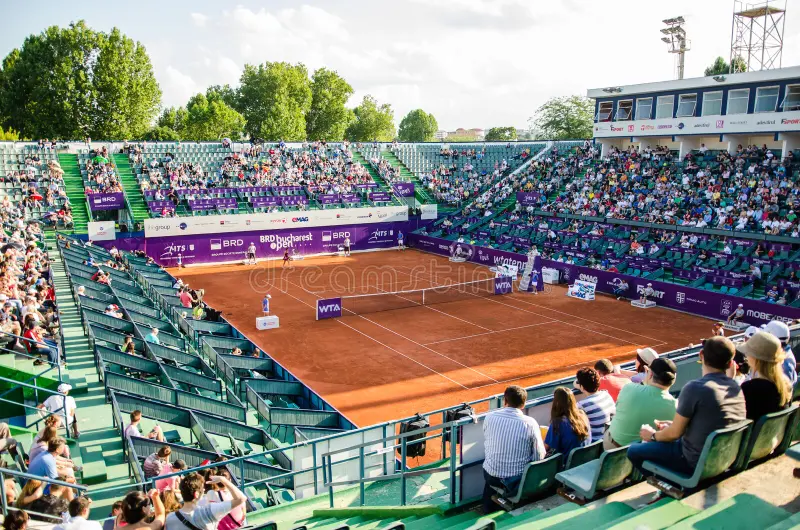 BenjolATP's tweet photo. 🎾 Rapidité et conditions des tournois de la semaine

🇲🇦 Marrakech
Ville située à 500m d'altitude, impact donc sur les conditions = rebond plus haut et pénétration + rapide de la balle dans l'air = conditions + rapides

Compte tenu de l'altitude et des conditions ensoleillées sèches et douces ( soleil + 20/25 degrés + peu de vent), on aura un indice autour de 0,80 ( 0,70 pour une terre dans des conditions normales)

🇺🇸 Houston

Terre battue très spéciale aux US, ce n'est pas de la terre traditionnelle mais de la " har tru" = + rapide.
Les gros serveurs et spécialistes du dur en sont donc ravis ce qui explique cette forte densité de joueurs Américains dans le tableau.
L'indice à Houston est donc très élevé pour de la terre battue = 0,85 mais toujours changeant par rapport à la météo
Cette semaine on a des conditions plutot bonnes et chaudes, mais toujours un peu de vent et attention le site ou est situé le tournoi est fortement exposé

🇷🇴 Bucarest

On retrouvera ici un des tournois ( même le plus) les plus lents de l'année. En soit la terre battue utilisée est traditionnelle mais ce sont surtout et uniquement les conditions qui vont agir sur la lenteur du jeu.
En effet comme l'an dernier on attend énormément d'humidité, de froid et de vent en Roumanie cette semaine ( 8/12 degrés + 20/40 kmh de vent)
A cause de cette météo, l'indice sera autour de 0,55 / 0,60