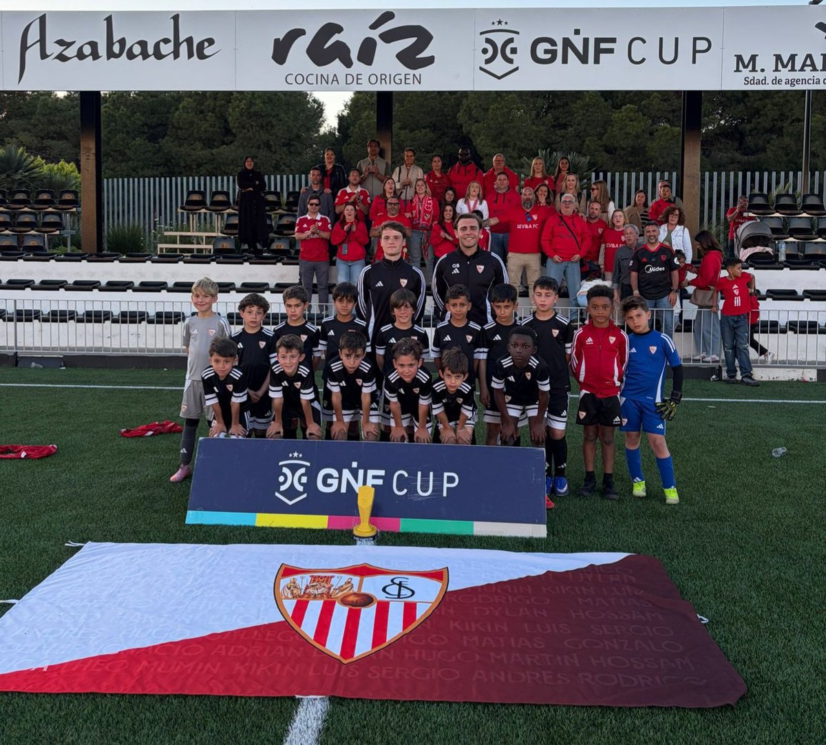 TORNEO | El #SevillaFCPrebenjA se trae para casa el subcampeonato de la Gañafote Cup tras caer en la final ante el Benfica. Antes los sevillistas superaron a Atlético de Madrid, Sporting de Portugal o Betis.

¡Buen torneo, equipo! 💪🎖

#CanteraSevillaFC ⚪️🔴