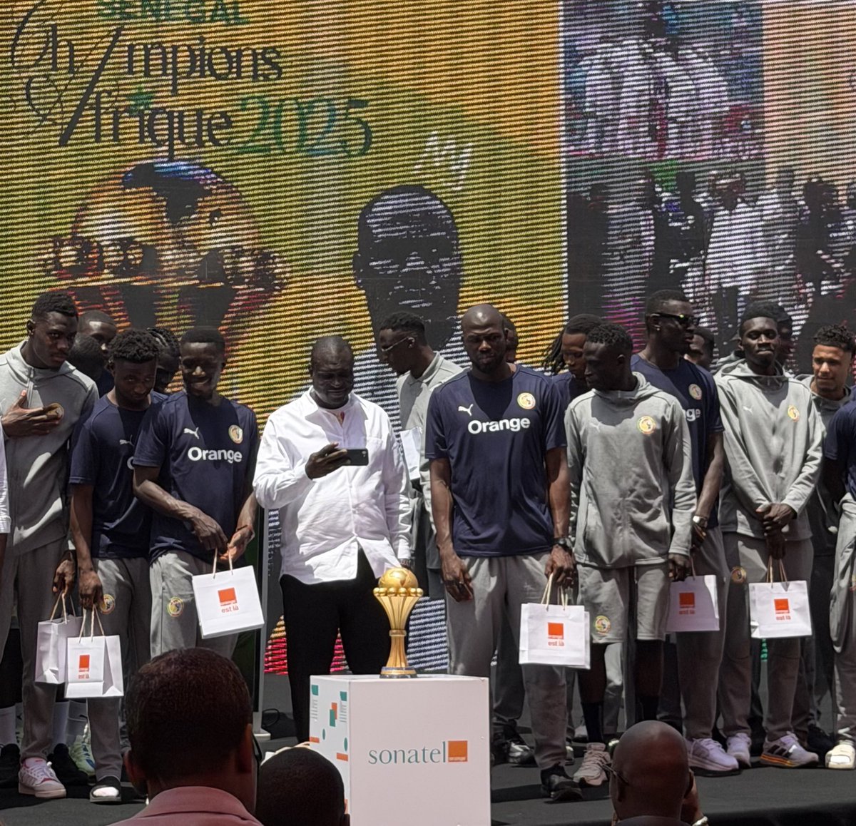 𝑺𝑬𝒀𝑫𝑰𝑵𝑨 tweet media