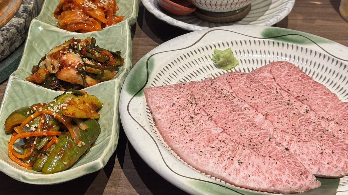BubblesxMakeup's tweet photo. ใครสายเนื้อโดยเฉพาะลิ้นวัวจะต้องเลิ้บร้านนี้มากกก Yakiniku Oniku to Gohan 🥩🥢🍚 negi gyu-tan คือต้องสั่ง! จาน signature ของร้าน ลิ้นวัวชิ้นใหญ่ๆหนานุ่มเด้งไม่เหนียวเลย+ยัดไส้ต้นหอม อร่อยมากๆๆๆๆ อีกจานที่ mvp คือ a5 เนื้อนุ่มละลายในปาก ทานคู่กับข้าวถังไม้ ที่สุด! https://t.co/UoG6TnAUkx