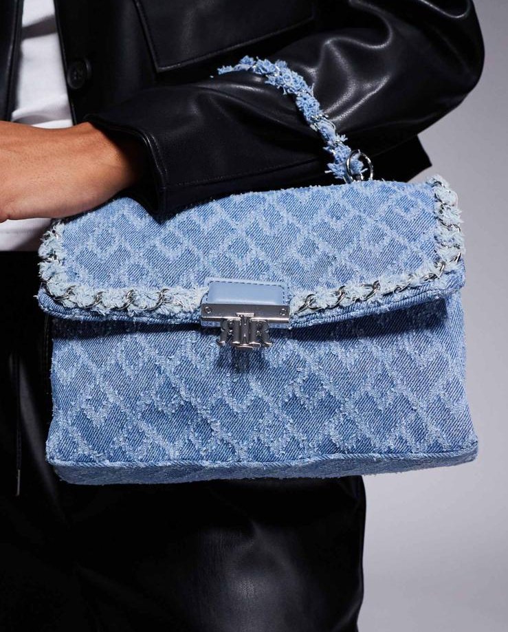 urielsfinds's tweet photo. ⭐ River Island denim trim flap shoulder bag in light denim

🛍️ Price is ₦ 105,000

💬 DM me to get started!  
🔁 Like, retweet, and follow for more style tips and exclusive finds https://t.co/V9dD30VZhE