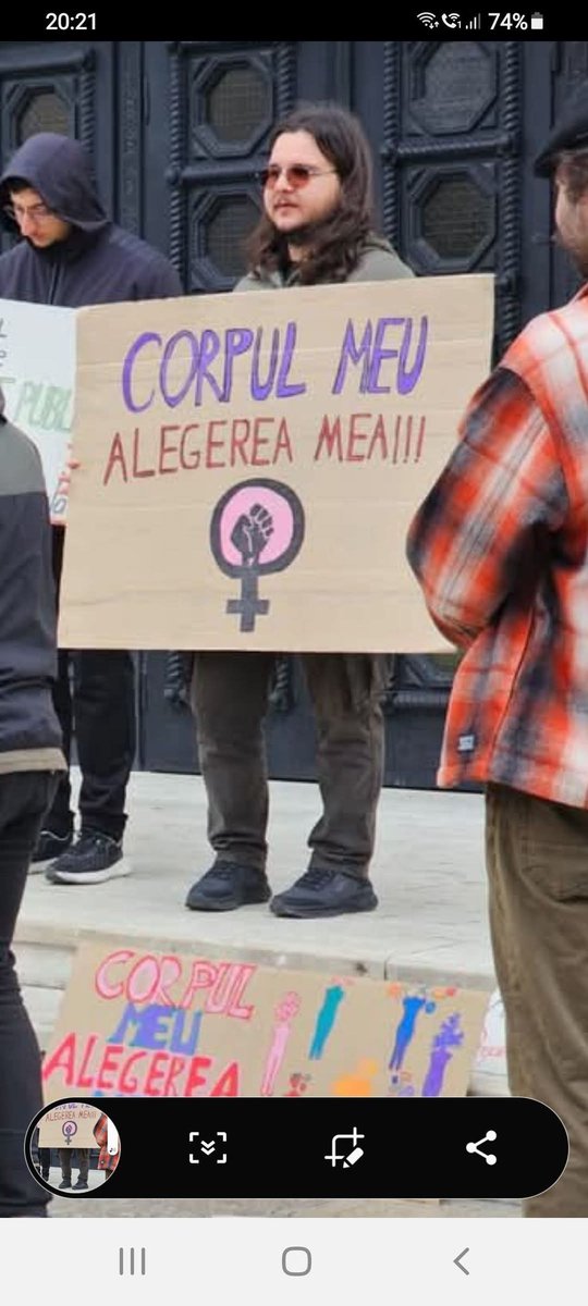 Gold3nRox's tweet photo. Protestul pro-avort de la Timișoara: un spectacol de idei ambițioase, scrise cu markerul pe carton, unde mesajul e mare, emoția e și mai mare, iar subtilitatea… a rămas probabil acasă. M-au inspirat prin profunzimea gândirii și distincția personajelor.🤮
#romaniavanduta #greata https://t.co/xk3XVcFNxM