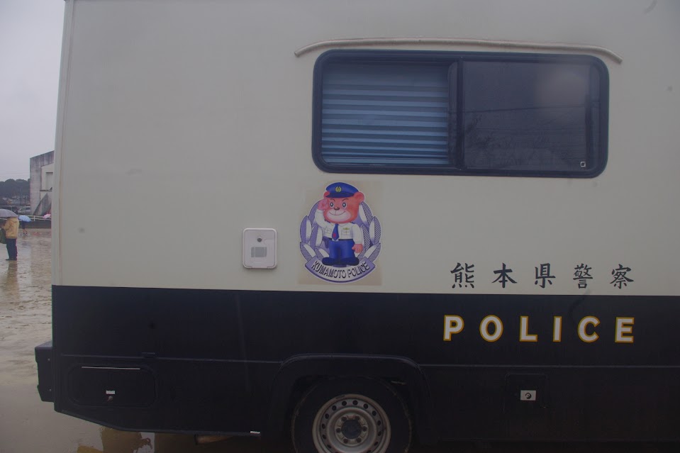 KUPS39M's tweet photo. 熊本県警察本部生活安全部トヨタダイナ（カムロード）移動交番車 2004年に県費で全国初のキャンピングカ��をベースとして導入された同車 導入当初はポリス表記はありませんでしたが��加されたりと進化しています。この個体の他にキャンピングカーベースの移動交番車はあるのでしょうか...？
#パトカー https://t.co/RKfCR889Mp
