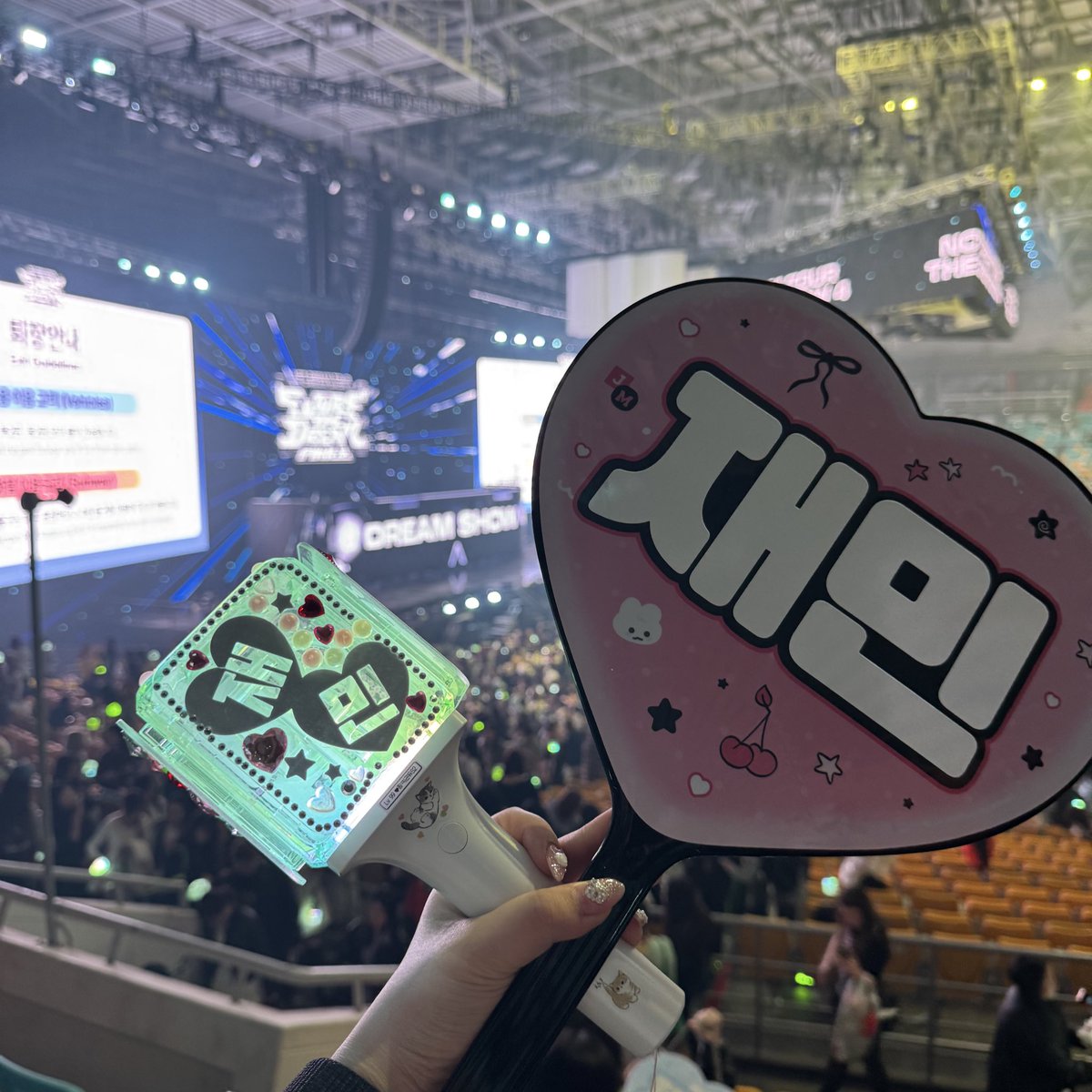 네임 tweet media