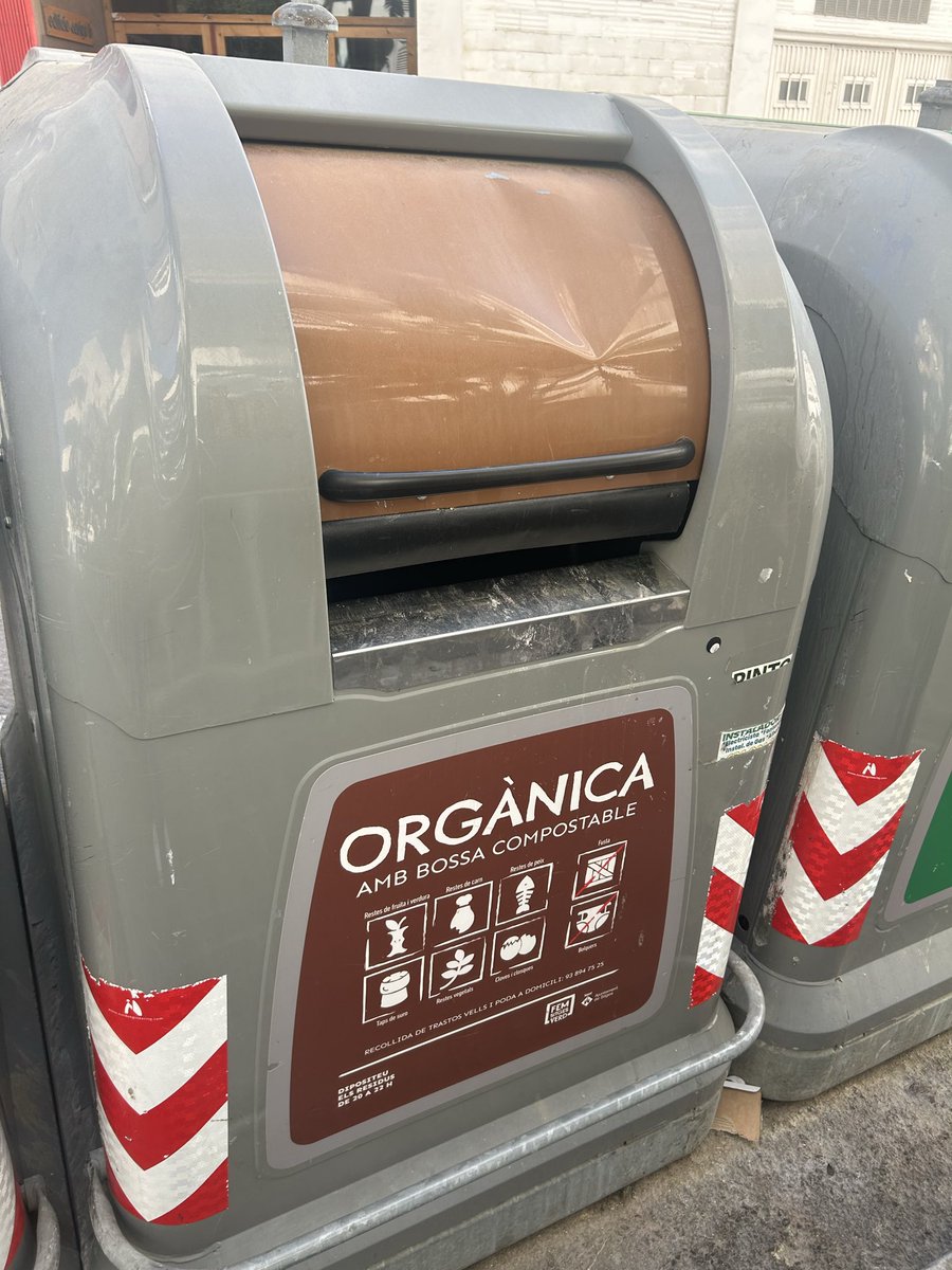 vascosoft's tweet photo. Así son los cubos de basura orgánica de Sitges.  Aquí puedes lanzar hasta un cochino entero. 💪💪💪 https://t.co/OclWU3G8Ox