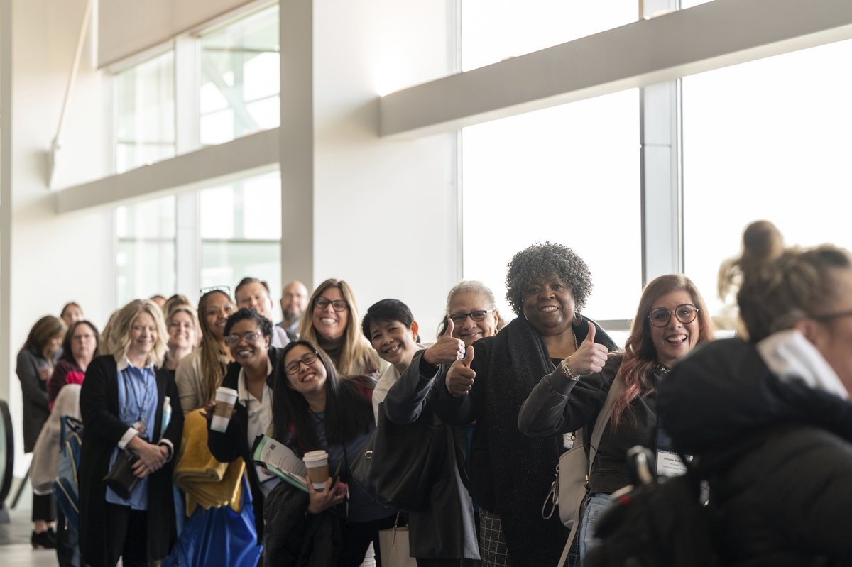 docspeaks's tweet image. ☺️I can’t help but feel grateful on this #MotivationalMonday for all the folks standing in line to grab my books! It’s a bit surreal, honestly. My first foray into writing was churning out college textbooks as a tenured professor. Talk about dry reading! I still remember my