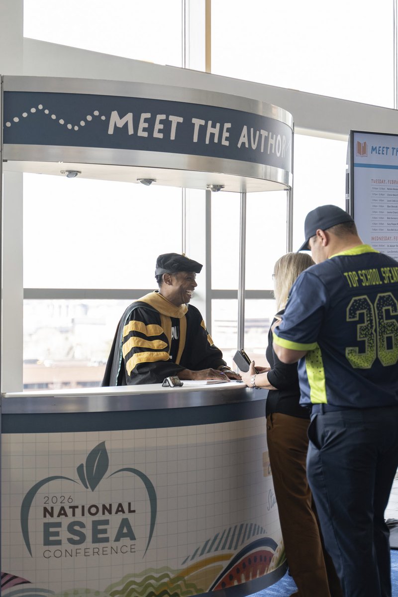 docspeaks's tweet image. ☺️I can’t help but feel grateful on this #MotivationalMonday for all the folks standing in line to grab my books! It’s a bit surreal, honestly. My first foray into writing was churning out college textbooks as a tenured professor. Talk about dry reading! I still remember my