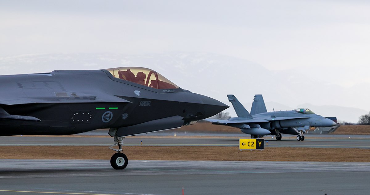 FinnishAirForce's tweet photo. 🤝🏽 Liittolaisten ja F-35-käyttäjämaiden kesken syvennetään F-35-yhteistyötä.

#ilmavoimat #F35hanke #F35programme #F35 @Puolustusvoimat @pvlogl https://t.co/3l8aumtfcA