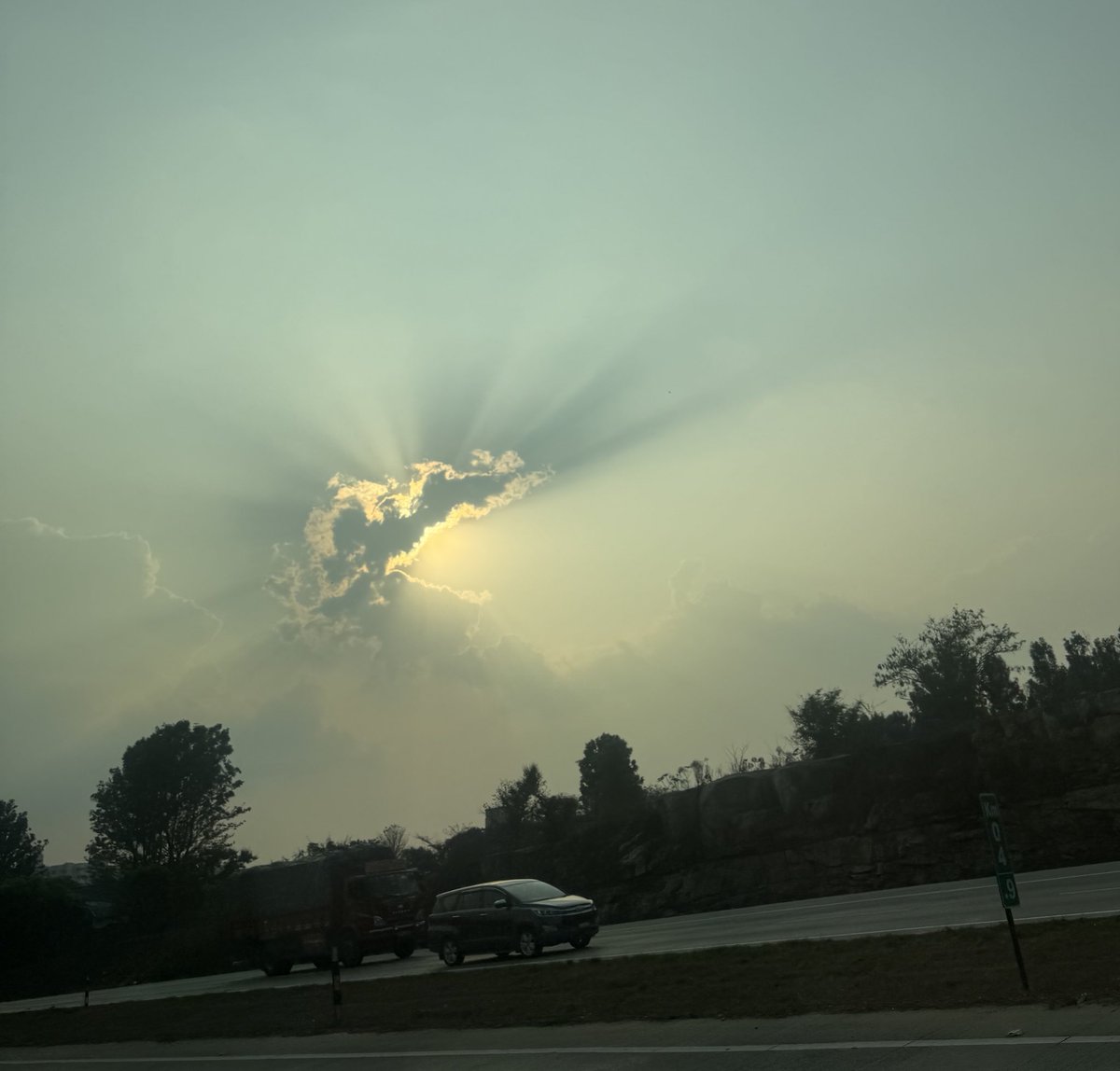 Geeky_Foodie's tweet image. #CaptionThis 

My entry - Suraj ko main Nighal Gaya.. 

#NoFilterNeeded 
#ChasingSunsets