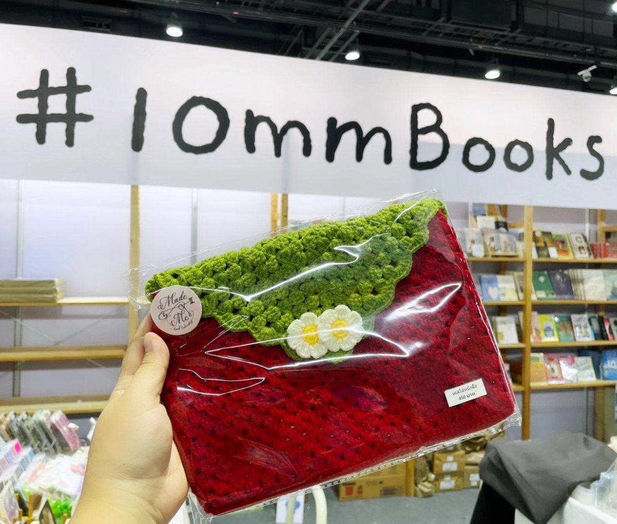 ใครอยากได้เคสถนอมหนังสือเวลาพกพาไปอ่านนอกบ้าน แวะไปเยี่ยมชมน้องๆได้ที่งานสัปดาห์หนังสือน้า 
💛 พรุ่งนี้มีน้องสีเหลืองสดใสไปเติมค่ะ 🦋

📖 Booth L07 
# 10mmBooks

#BKKIBF2026 #งานหนังสือ69 #thaibookfair2026
#งานหนังสือ #งานหนังสือ2569 #สัปดาห์หนังสือแห่งชาติครั้งที่54 #BookfairTH