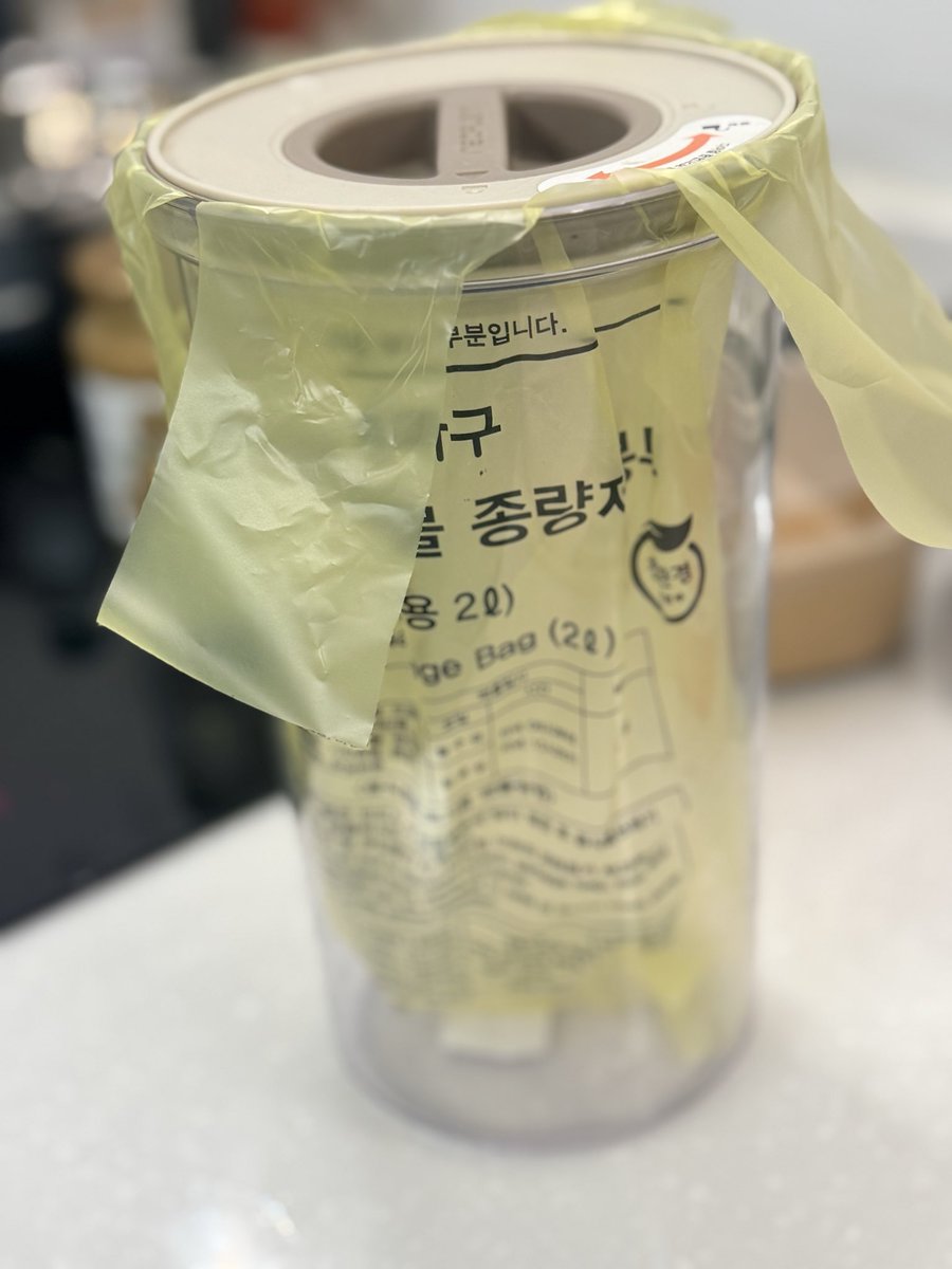 rora461215's tweet photo. 음쓰봉 쓰는 자취생들아.
이거 꼭 사라.
이 방법을 알고 난 이후 난 음쓰냉.음쓰처리기 당근에 팔았다. https://t.co/BzITX2y3D5