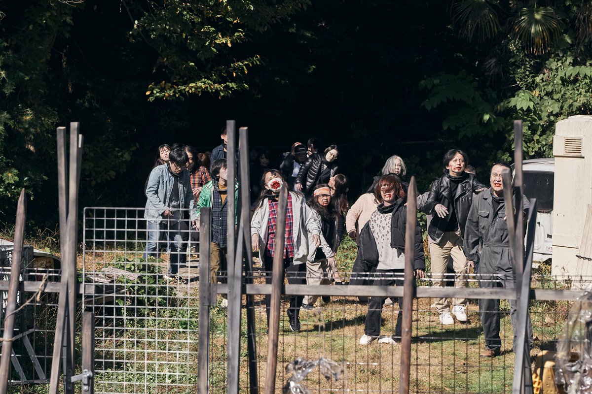 『ゾンビ1/2』はゾンビ映画が好きな人も、ちょっとやりすぎなぶっ飛びB級映画が好きな人も、ゾンビ観たことない観れないって人も、何も考えずに楽しめるやつかと。さくさく進んで観やすいし、このしょーもなさ(良い意味でね)が癖になる。
#半分ゾンビ