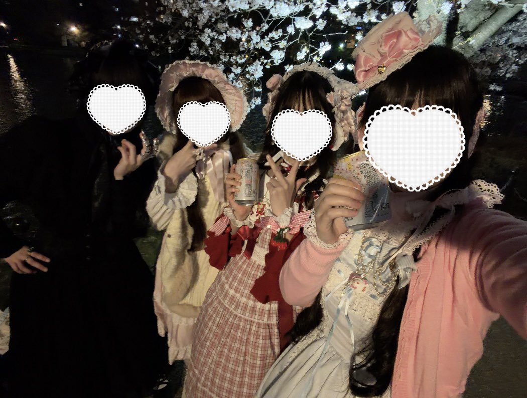 kuma33kuma331's tweet photo. 上野公園で夜桜
満開で綺麗でした🌸 https://t.co/CRB0r9QG9E