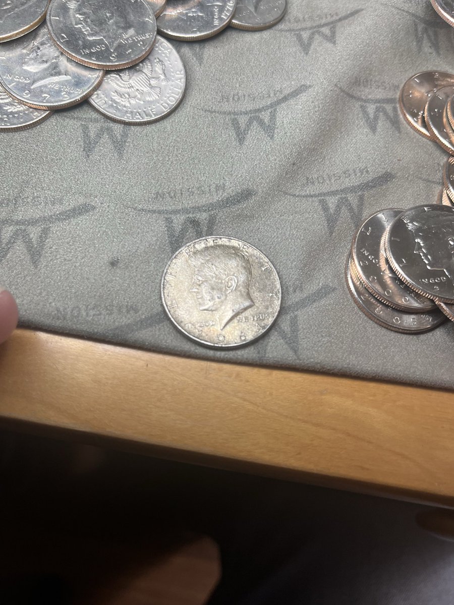 JWDIV's tweet photo. @IntlStacker paid 50 cents for this one. Coin roll hunting 💪🚀🦀 https://t.co/JjWl2twge2