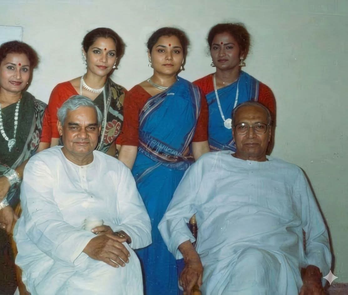 Preetinanda_R's tweet photo. ସ୍ୱର୍ଗତ ବାଜପେୟୀ କିନ୍ତୁ ପ୍ରବାଦ ପୁରୁଷ ବିଜୁ ପଟ୍ଟନାୟକଙ୍କୁ 'ଜଣେ ଯୁଗ ପୁରୁଷ ଓ ଦୂରଦର୍ଶୀ ନେତା' ବୋଲି କହିଥିଲେ ଏହା ବୋଧେ ଅରୁଚିକର ମନ୍ତବ୍ୟ ଦେଇଥିବା ସାଂସଦ ନିଶିକାନ୍ତ ଦୁବେ ଜାଣିନାହାନ୍ତି।
Preetinanda Routray #BijuBabu #Leader https://t.co/yQpp9b5apT