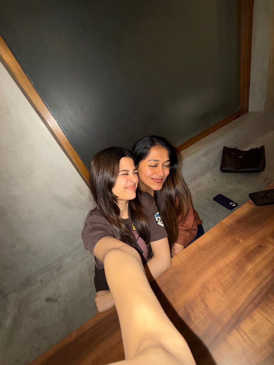 Weekendvibes_'s tweet image. Sanjana Krishnamoorthy and Pooja Balakrishnan 😉🤎

#Sanjana #SanjanaKrishnamoorthy
#Pooja #PoojaBalakrishnan