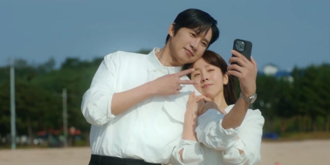 Kdrama_lovelife's tweet photo. The best thing abt #ThePracticalGuideToLove is the simplicity and the naturalness all the relationships have. Even the side characters' storylines are so lively and interesting that it keeps you hooked.
The romance was so sweet and heartwarming in #ThePracticalGuideToLoveEp10 ❤️ https://t.co/2cNMoiiuAk