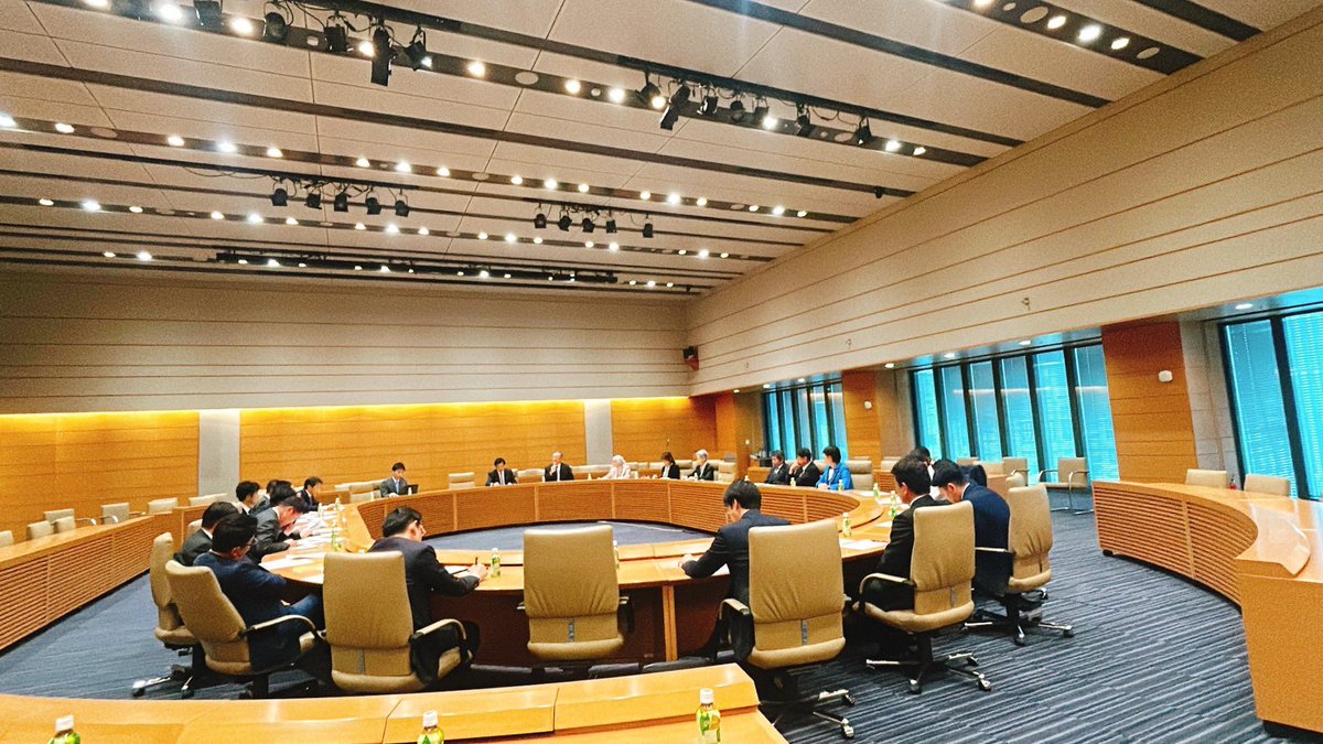 inaba_daisuke's tweet photo. 暫定予算成立。
本日、衆議院本会議にて暫定予算を可決。参議院でも暫定予算が成立し、4月1日からの行政サービスの停滞を回避する最低限の備えが整いました。
年度末の緊迫した局面ですが、政治の役割は「国民の暮らしを1秒たりとも止めないこと」です。たとえ暫定であっても、そこには国民の大切な税金が投じられています。一円たりとも無駄にせず、実益として皆様に還元するのが責務です。
「責任ある積極財政」の真価が問われるのは、ここからです。本予算の早期成立と迅速な執行とあわせ、中東情勢の影響が出ている様々な業種に迅速に対応できるよう声を上げてまいります。

写真は全米全権大使などを歴任された齋木昭隆元事務次官による中東イランなどに関する勉強会。他にも本会議以外に、再審法に関する部会勉強会を4時間。最後に新人研修会。ペースが掴めるまでもう少しかかりそうです。。