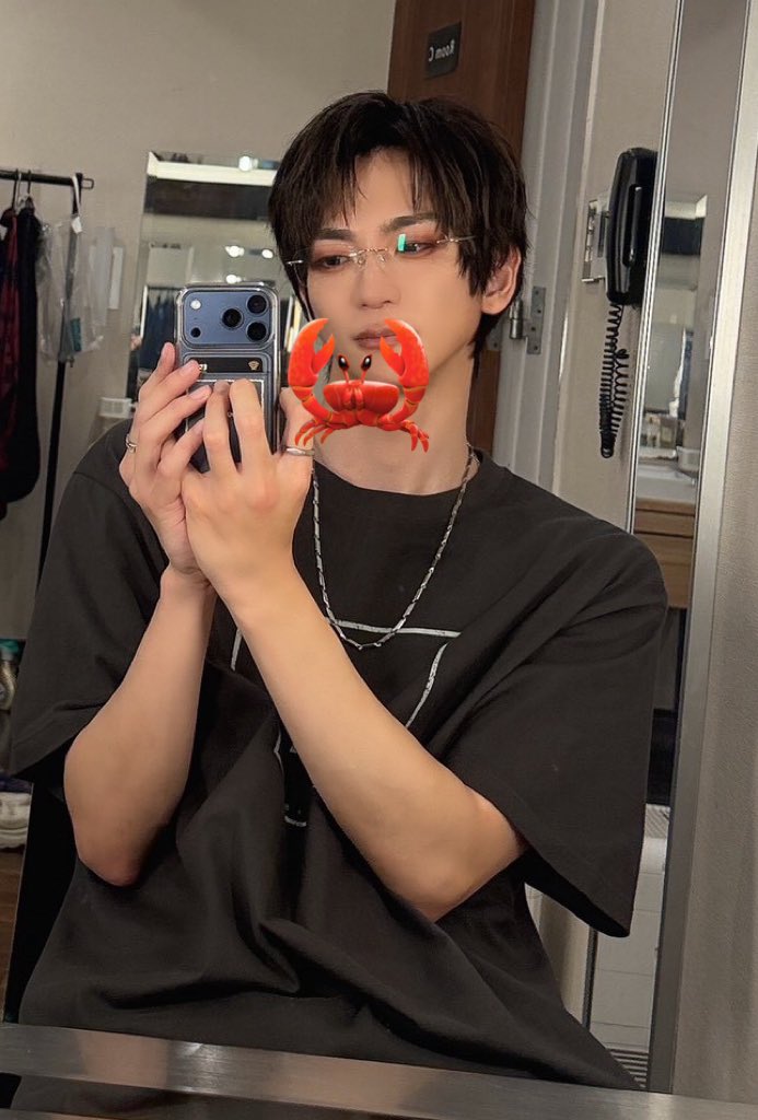 shoose2525's tweet photo. 昨日は一部と二部でセトリも違ければ髪型も違いました。
とても綺麗にしていただきまして感謝🦀皆様も褒めてくださり恐縮の限り…
自撮りに対しての態度はまあまあマシになりましたが、鏡を使わないとダメみたいです🪞
#しゅーあいす https://t.co/Dsab8adfpz