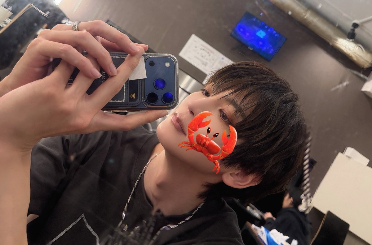 shoose2525's tweet photo. 昨日は一部と二部でセトリも違ければ髪型も違いました。
とても綺麗にしていただきまして感謝🦀皆様も褒めてくださり恐縮の限り…
自撮りに対しての態度はまあまあマシになりましたが、鏡を使わないとダメみたいです🪞
#しゅーあいす https://t.co/Dsab8adfpz