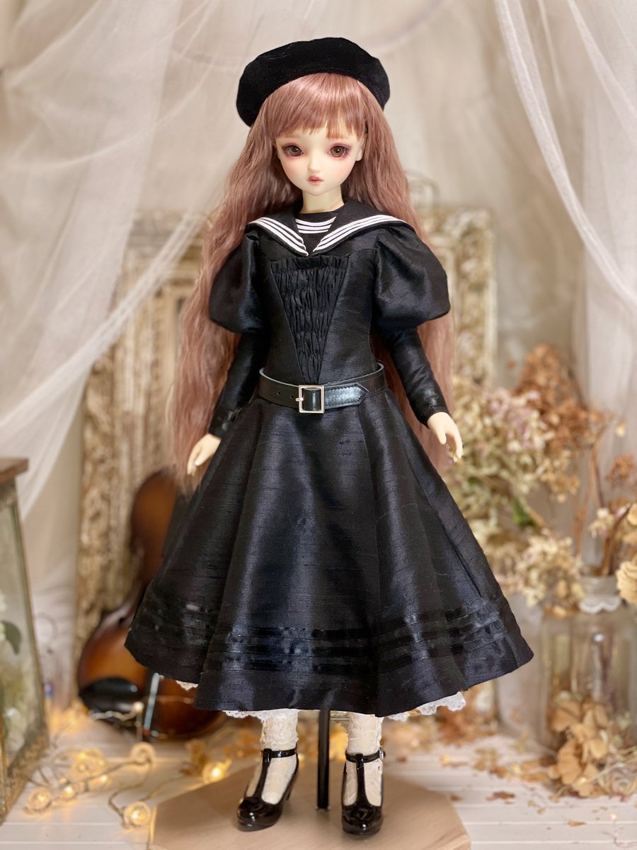 オーダーのセーラードレスやっと完成✨
今回はブラックのシルクバックシャンタンで縫製したので端から生地がほつれない様にする作業が大変でしたが、やっぱり鈍く光沢のあるバックシャンタンは美しい✨
オーナー様発送までもう少しお待ちくださいませ✨