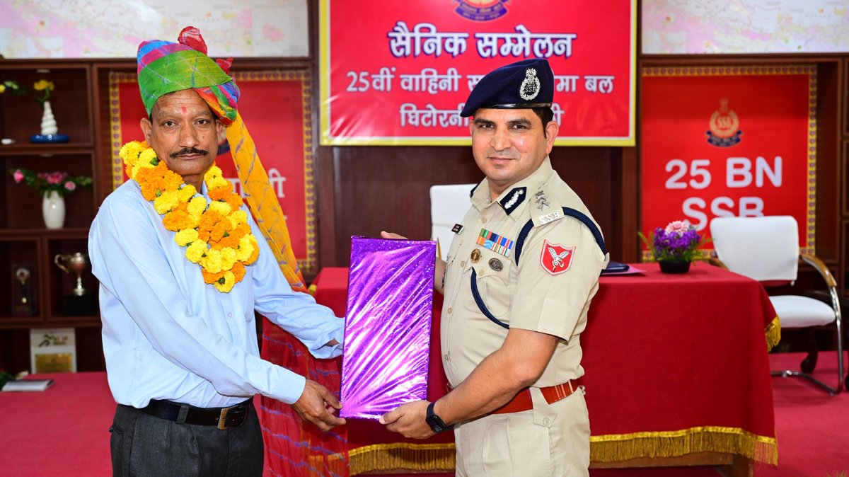 Saluting 37 years of dedicated service 🇮🇳
Shri Sunil Kumar, Commandant of 25 Bn #SSB, extends heartfelt congratulations to SI/GD Gurdev Kumar, ASI/GD Gian Chand, CT/GD Tsewang Dorjay &amp; CT/BKSM Dhani Ram on their retirement.
Wishing them a healthy, happy, and bright future.