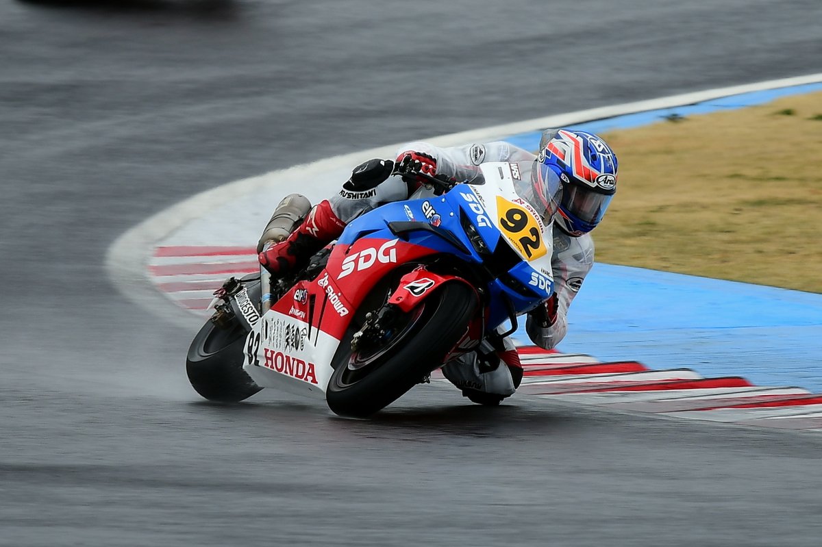 kane24170585's tweet photo. SDG Team https://t.co/56l2S1njSm
#國井勇輝 選手 @YukiKunii921man 
今週末の全日本ロードレース選手権シリーズ 開幕戦🏁
國井選手はJSB1000初挑戦でも上位入賞するんじゃないかな🤔
先週のRound ZERO 全セッションでタイム良かったしね！
#SDG #HARCPRO #全日本ロードレース #JSB1000 https://t.co/vC4qsyDpOZ