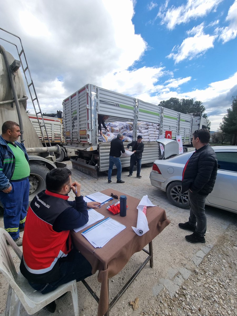 GthmIlce's tweet photo. Bakanlığımızca 2026 yılında yürütülen #TAKE projesi kapsamında İlçemiz Dağbeli, Bademağacı ve Akkoç Mahallelerindeki üreticilerimize %75 hibeli #SertifikalıNohutTohumu dağıtımı gerçekleştirdik.
Üreticilerimize Hayırlı Olsun. 
@ErkannCakar
@FratErkal 
@unalcakici07 https://t.co/jZ2C79wVon