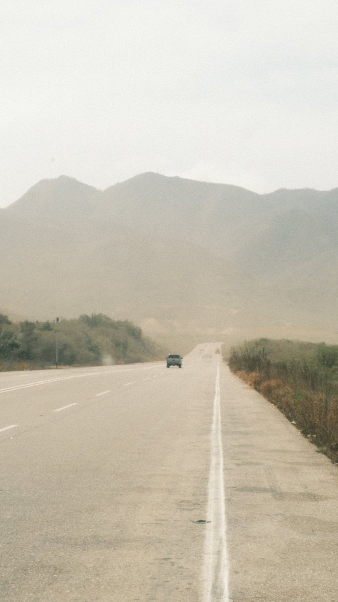 No fueron en film pero me vacilé hacer fotos de nuevo.  Caracas - carretera - Lechería