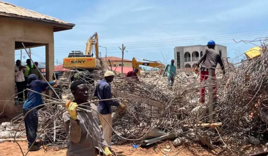 ArlaadiMnetwork's tweet image. ⚡️UPDATE: Three people were killed and about 20 others rescued after an unfinished three-storey building being used as a church collapsed on worshippers in #Accra following heavy rain. Authorities say most victims have been accounted for, with investigations under way into the