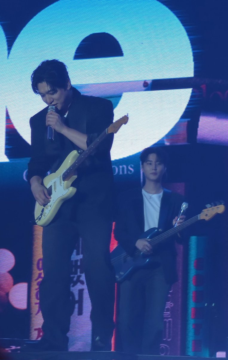 이거 근데 진짜 gy적으로 기욥지 않음?
영상 정리하다가 찾앗어..
이게 머냐면
형이 웃기다는 얘기하고 싶어가지고
조용히 입가에 미소 걸고
각 재고잇는 영여니ㅋ.ㅋ♡