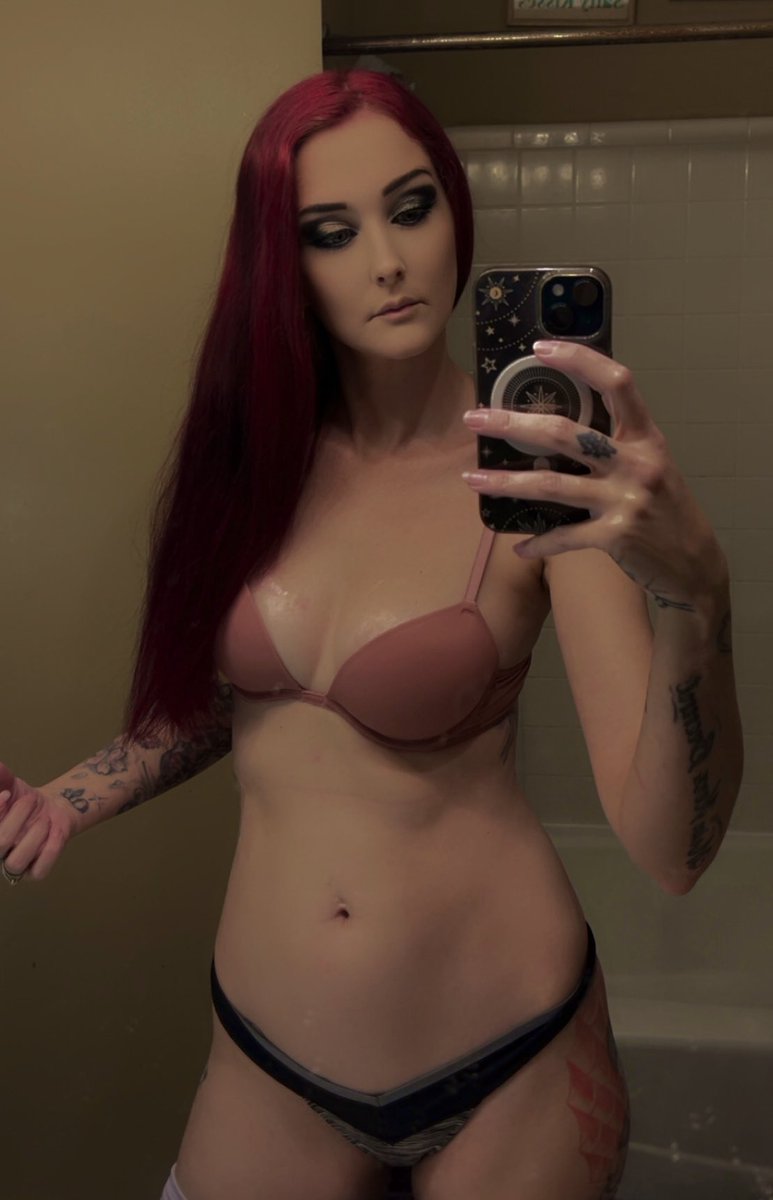 SelinaRains's tweet photo. The red is back what do yall think? I’m having a special on vids ext 😊 https://t.co/bbi2vJLaYs