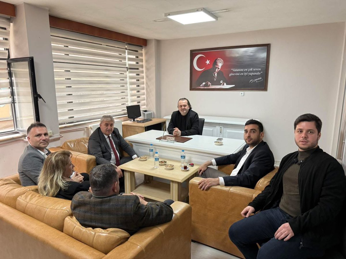 OzgurSinopil's tweet photo. 📍 AYANCIK

İl Başkanımız Av. Aykut Cem Yalçınkaya, İlçe Başkanımız Ali Özkan Özcan, Belediye Başkanımız Hayrettin Kaya, İl ve İlçe Yöneticilerimiz, İl Genel Meclisi ve Belediye Meclis Üyelerimiz ile birlikte Ayancık Esnaf ve Sanatkarlar Odası Başkanımız Erhan Apul ve Ayancık Şoförler ve Otomobilciler Odası Başkanımız Erol Yüksel'i ziyaret ederek, yeni dönemde kendilerine başarılar diledik, birlikte yapacağımız çalışmaları konuştuk.

Hep birlikte güzel İlçemiz için var gücümüzle çalışmaya devam edeceğiz.