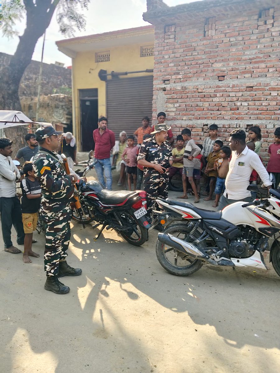9BnSSB_INDIA's tweet photo. सीमावर्ती क्षेत्र में गश्त के दौरान SSB जवानों ने राहगीरों की सघन जांच कर सुरक्षा सुनिश्चित की तथा उन्हें सतर्कता के प्रति जागरूक किया।
#SSB_INDIA
#FTRSSBLUCKNOW
#SSBSHQGKP
#IndoNepalBorder
#SeemaSuraksha
#BorderCheck
#NationFirst https://t.co/TYj5ZFyV9C
