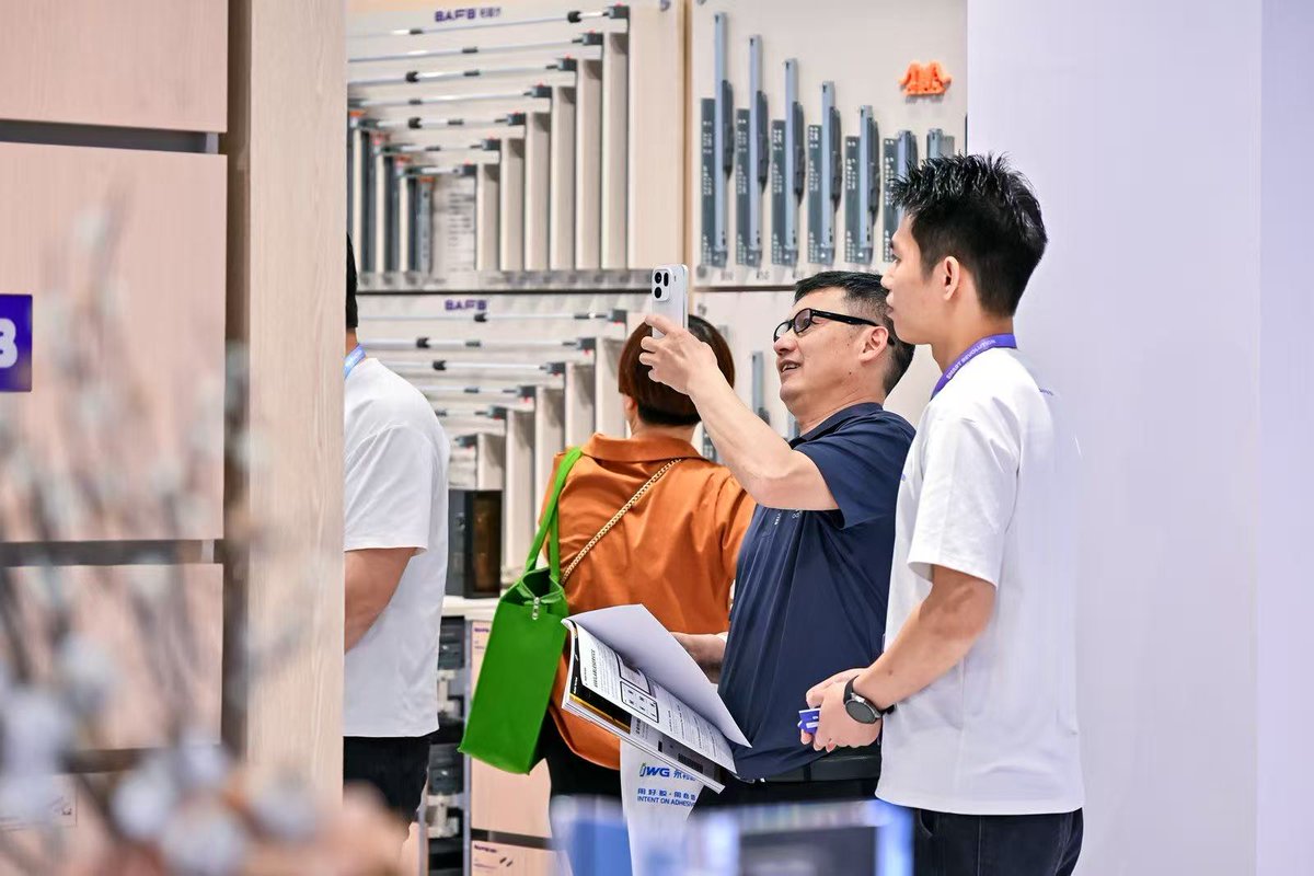 interzumGZ's tweet photo. Live matchmaking in action! 🤝⚡

Buyers and exhibitors at interzum guangzhou 2026 are connecting, discovering new opportunities, and sealing the deal - from exploring innovative solutions to sparking conversations that turn into real partnerships.

#interzumworldwide https://t.co/cbqiIluiOy