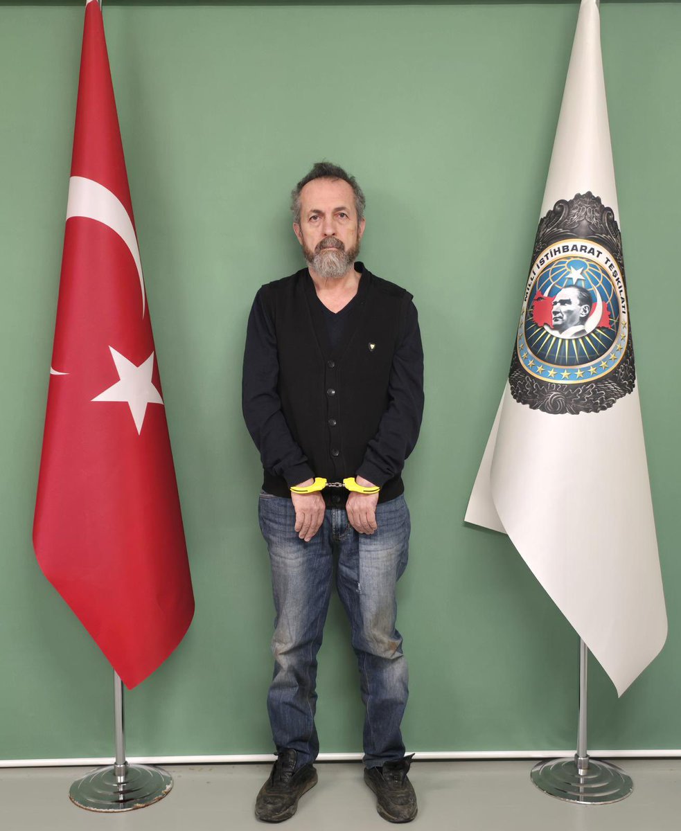 Cemtekell's tweet photo. Albay Hüseyin Harmuş 2011 yılında Suriye ordusundan ayrılan ilk yüksek rütbeli subaydı. Cisr Eş Şuğur'da ilk silahlı eylemi başlatıp Öso'nun temellerini atmıştı. Onu rejime teslim edip ölümüne neden olan Önder Sığırcıklıoğlu, 12 yıl sonra Suriye Lübnan sınırında yakalandı. Anlatacakları bir dönemi aydınlatacak.
