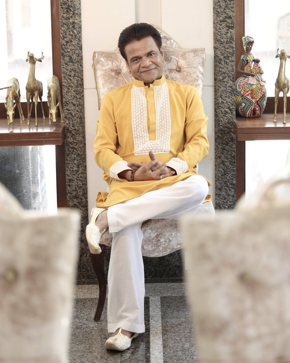 rajpalofficial's tweet photo. Suna, Aam ka season aagaya.. 😋😂💛

_
Captured by: Sachin Kumar 
Styled by: Dev

#RajpalNaurangYadav #RajpalYadav #Rajpalofficial
#WAMindia #MAidigital

[Rajpal Naurang Yadav, Rajpal Yadav, Summer, Indian attire, Fashion, WAM India Movies, Sakett Saawhney, Phhagun Dev] https://t.co/Z480b9vKye